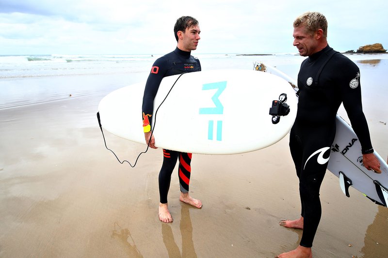 Pierre Gasly, Red Bull Racing surfeando con la leyenda del surf Mick Fanning
