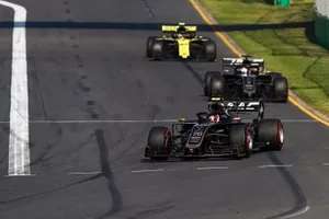Kevin Magnussen, Haas F1 Team VF-19, voor Romain Grosjean, Haas F1 Team VF-19, en Nico Hulkenberg, Renault F1 Team R.S. 19