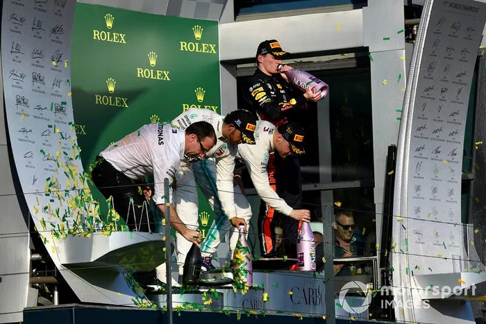 Podio: ganador, Valtteri Bottas, Mercedes AMG F1, segundo, Lewis Hamilton, Mercedes AMG F1 y el tercer lugar, Max Verstappen, Red Bull Racing celebran