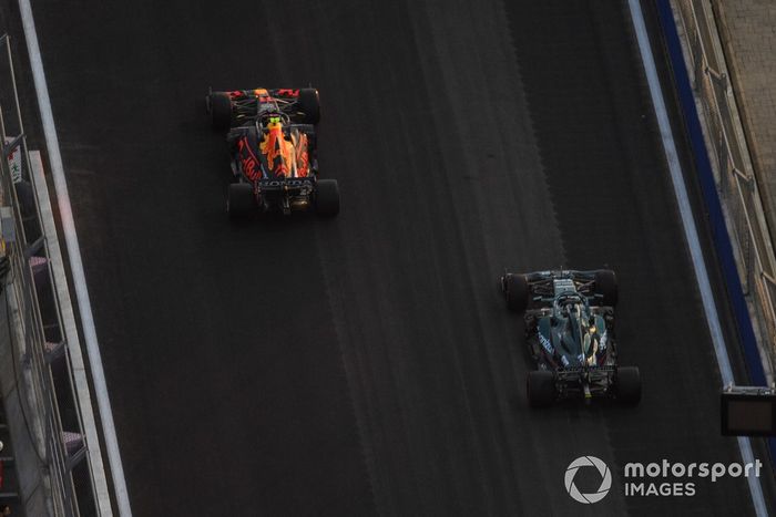 Sergio Pérez, Red Bull Racing RB16B, Lance Stroll, Aston Martin AMR21