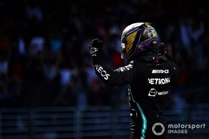 Ganador Lewis Hamilton, Mercedes, celebra en Parc Ferme