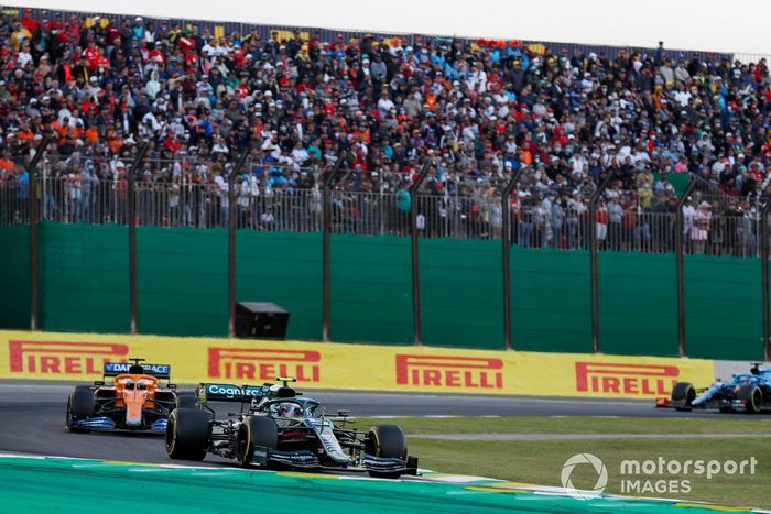 Sebastian Vettel, Aston Martin AMR21, Daniel Ricciardo, McLaren MCL35M, y Fernando Alonso, Alpine A521