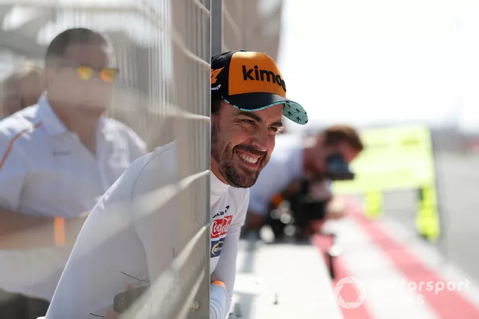 O clima ruim no time fez com que o espanhol voltasse à Renault no ano seguinte e o respeito tomou conta entre os dois com o passar dos anos, de maneira gradual, principalmente quando Alonso definiu pela sua saída da F1 no ano passado, com o inglês afirmando que o antigo rival era “o melhor piloto com quem correu contra”