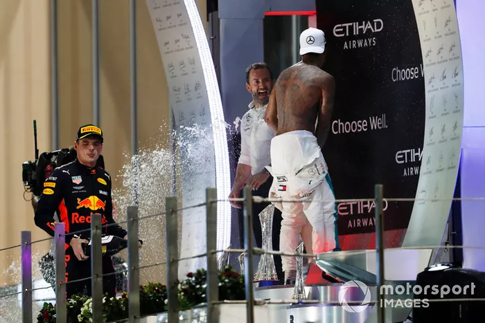 Podio: ganador de la carrera Lewis Hamilton, Mercedes AMG F1, tercer lugar Max Verstappen, Red Bull Racing,  Bradley Lord,  Director de comunicaciones de Mercedes