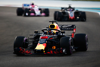 Daniel Ricciardo, Red Bull Racing RB14 voor Romain Grosjean, Haas F1 Team VF-18 en Esteban Ocon, Racing Point Force India VJM11