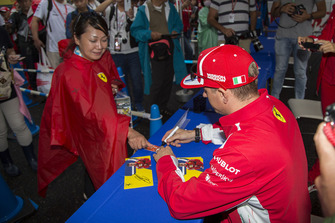 Kimi Raikkonen, Ferrari signs autographs for the fans