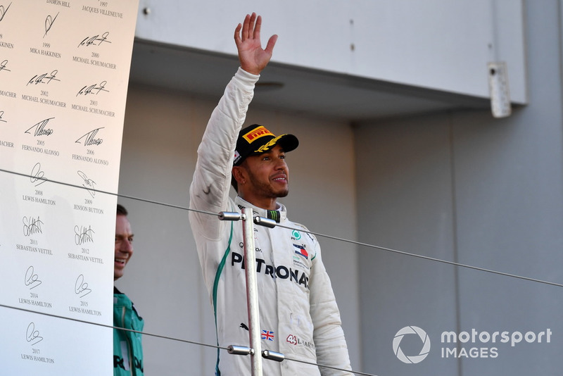 Il vincitore della gara Lewis Hamilton, Mercedes AMG F1, festeggia sul podio