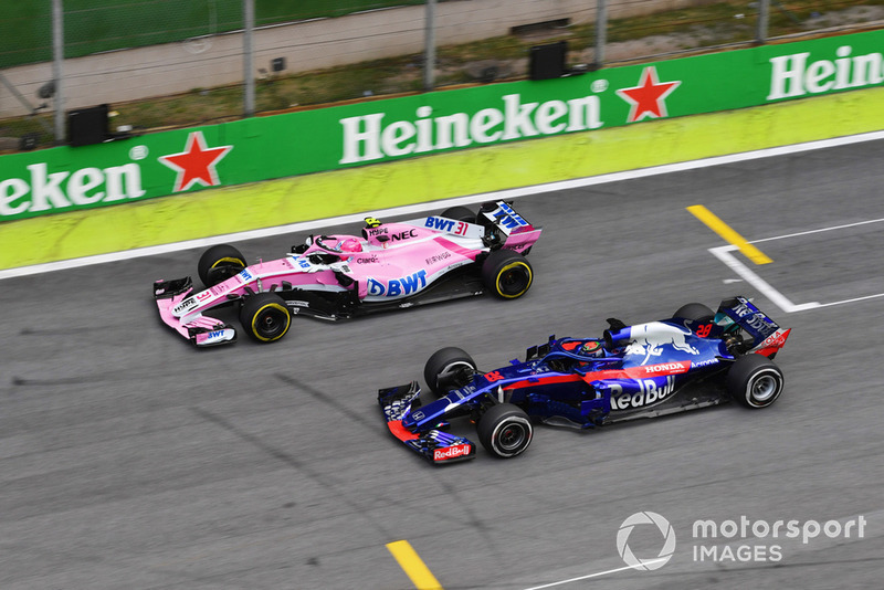 Esteban Ocon, Racing Point Force India VJM11 and Brendon Hartley, Scuderia Toro Rosso STR13 battle 