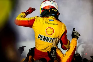 Joey Logano, Team Penske, Ford Fusion Shell Pennzoil and team celebrate
