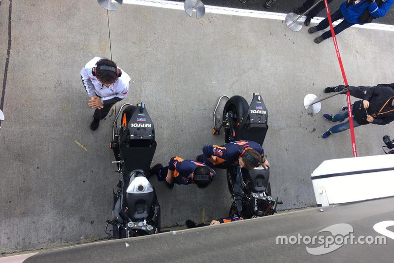 Les mécaniciens Repsol Honda préparent les motos de Marc Márquez