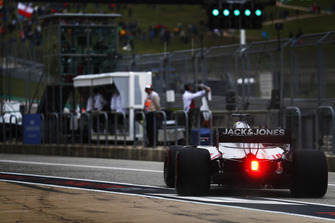 Romain Grosjean, Haas F1 Team VF-18, sort des stands
