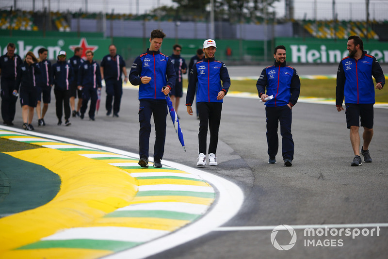 Pierre Gasly, Toro Rosso, et Sergio Perez, Force India, parcourent la piste à pied avec leur équipe