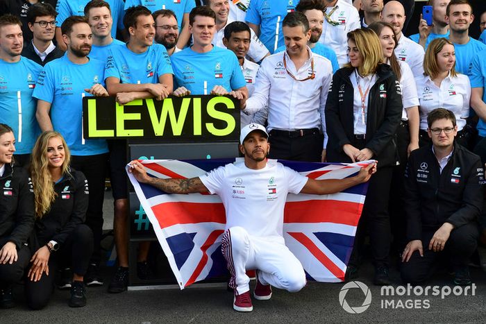 Lewis Hamilton, Mercedes AMG F1 celebra con el equipo