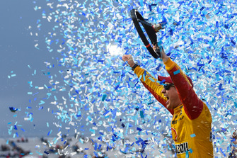 Race winner Joey Logano, Team Penske, Ford Fusion Shell Pennzoil