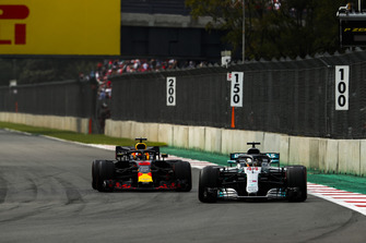Lewis Hamilton, Mercedes AMG F1 W09 EQ Power+, precede Daniel Ricciardo, Red Bull Racing RB14