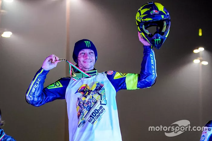 Valentino Rossi celebra su victoria