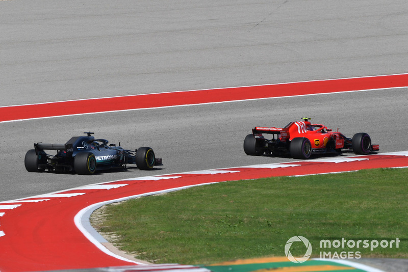 Kimi Raikkonen, Ferrari SF71H di depan Lewis Hamilton, Mercedes-AMG F1 W09