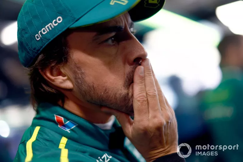 Fernando Alonso, Aston Martin F1 Team, dans le garage 