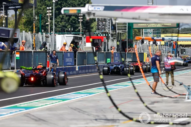 Charles Leclerc, Ferrari SF-24, Franco Colapinto, Williams FW46, Sergio Perez, Red Bull Racing RB20, dans la voie des stands 