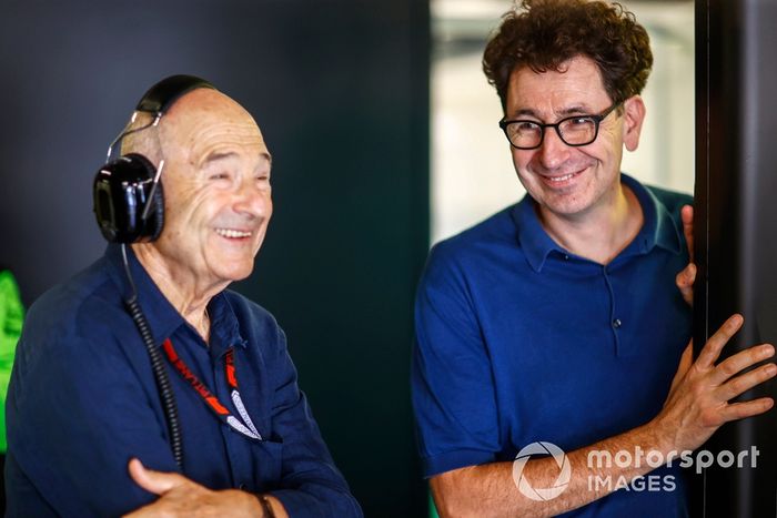 Mattia Binotto, CEO y CTO, Stake F1 Team KICK Sauber, con un invitado de Stake F1 Team Kick Sauber