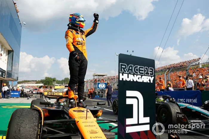 Oscar Piastri, McLaren F1 Team, 1ª posición, celebra su llegada al Parc Ferme