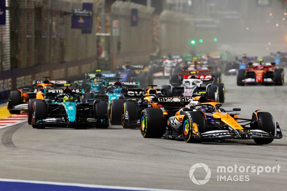 Lando Norris, McLaren MCL38, Max Verstappen, Red Bull Racing RB20, Lewis Hamilton, Mercedes F1 W15, George Russell, Mercedes F1 W15, el resto de la parrilla en la salida.