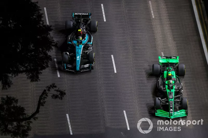Lewis Hamilton, Mercedes F1 W15, Zhou Guanyu, Stake F1 Team KICK Sauber C44 