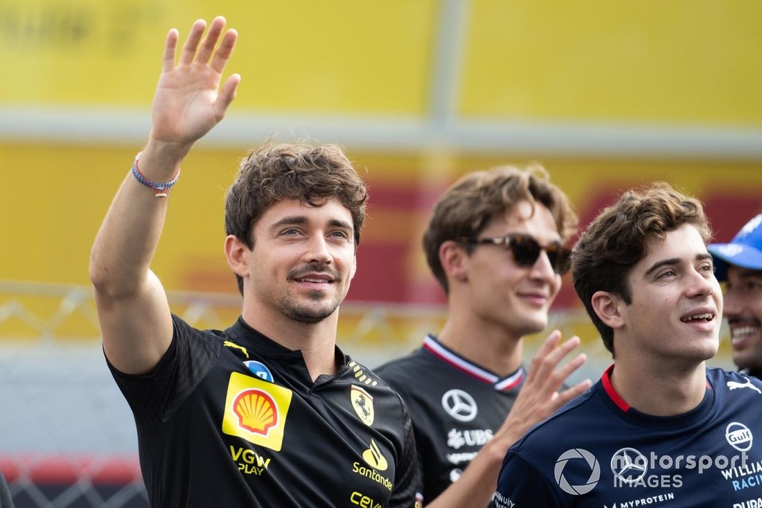 Charles Leclerc, Scuderia Ferrari, Franco Colapinto, Williams Racing, durante el desfile de pilotos. 