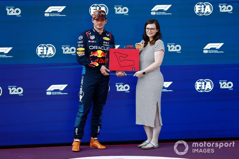 Max Verstappen, Red Bull Racing, reçoit son prix de la qualification sprint des mains de la superfan Verana Culka.