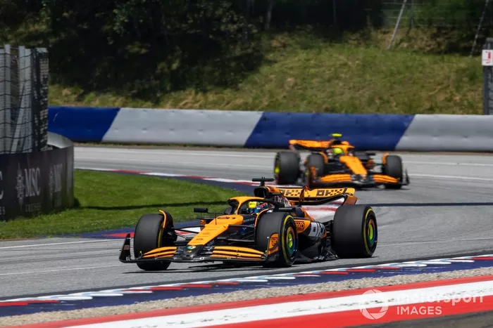 Oscar Piastri, McLaren MCL38, Lando Norris
