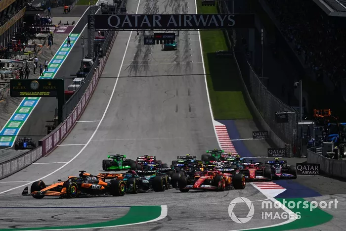 Oscar Piastri, McLaren MCL38, George Russell, Mercedes F1 W15, Carlos Sainz, Ferrari SF-24, o resto da equipa no início do Sprint