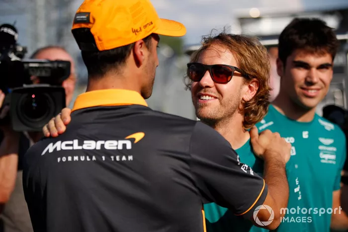 Daniel Ricciardo, McLaren, abraza a Sebastian Vettel, Aston Martin 
