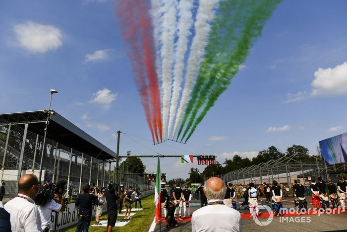 Los Frecce Tricolori vuelan sobre la parrilla antes de la salida en los jet Aermacchi MB339A