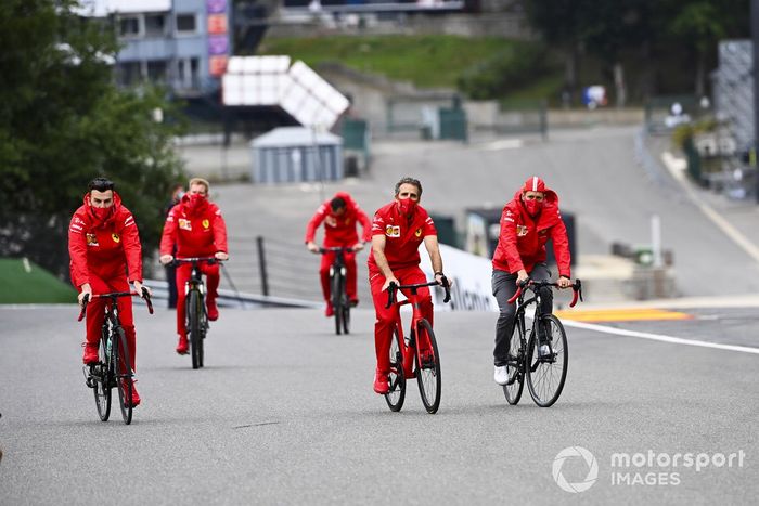 Sebastian Vettel, Ferrari en una bici