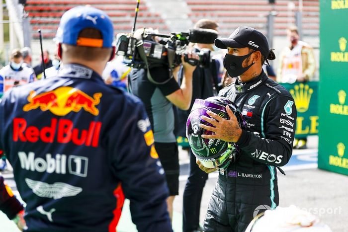 Ganador de la pole Lewis Hamilton, Mercedes-AMG F1 y el tercer puesto Max Verstappen, Red Bull Racing en Parc Ferme 