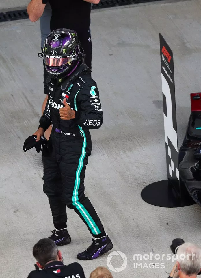 Ganador de la pole position Lewis Hamilton, Mercedes-AMG F1
