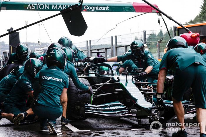 Lance Stroll, Aston Martin AMR21, en pits