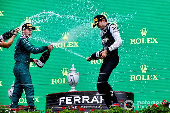 Podio: segundo lugar Sebastian Vettel, Aston Martin y el ganador Esteban Ocon, Alpine F1