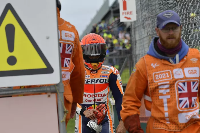 Marc Márquez, Repsol Honda Team, se cae en el GP de Gran Bretaña