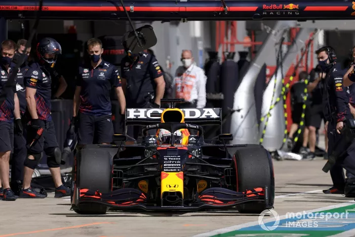 Max Verstappen, Red Bull Racing RB16B, lascia il garage