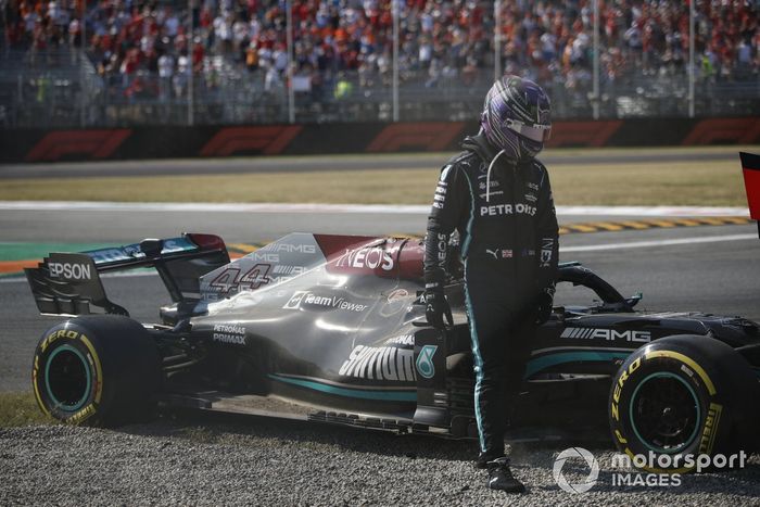 Lewis Hamilton, de Mercedes, se baja de su coche tras chocar con Max Verstappen, de Red Bull Racing