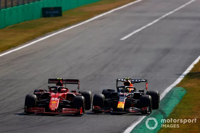 Carlos Sainz Jr., Ferrari SF21, lucha con Sergio Pérez, Red Bull Racing RB16B