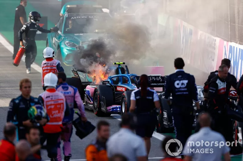 El coche de Esteban Ocon, Alpine A522, en llamas en el Parc Ferme