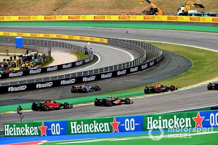 Lewis Hamilton, Mercedes W13, en el interior de la pista tras el contacto con Max Verstappen, Red Bull Racing RB18