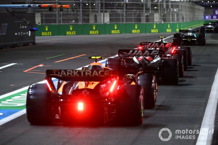 Nico Hulkenberg, Haas VF-23, Kevin Magnussen, Haas VF-23, Lando Norris, McLaren MCL60, en boxes.