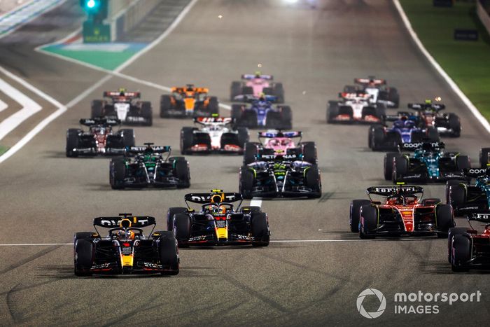 Max Verstappen, Red Bull Racing RB19, Charles Leclerc, Ferrari SF-23, Carlos Sainz, Ferrari SF-23, Sergio Pérez, Red Bull Racing RB19, el resto de la parrilla en la salida.