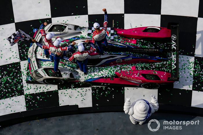 #60 Meyer Shank Racing c/ Curb Agajanian Acura ARX-06: Tom Blomqvist, Colin Braun, Helio Castroneves, Simon Pagenaud celebrando su victoria