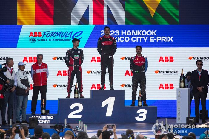 Podio: Pascal Wehrlein, Porsche, 2ª posición, Jake Dennis, Andretti Autosport, 1ª posición, Lucas di Grassi, Mahindra Racing, 3ª posición