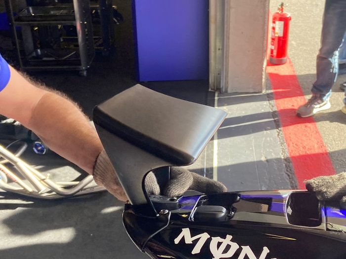 Detalle de la moto de Yamaha M1 con el nuevo alerón en el colín