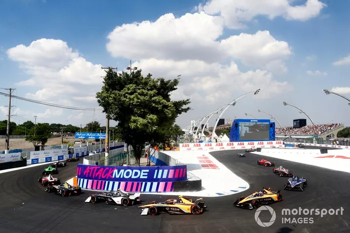Sam Bird, Jaguar Racing, Jaguar I-TYPE 6, Jake Hughes, McLaren, e-4ORCE 04, Rene Rast, NEOM McLaren Formula E Team, e-4ORCE 04
